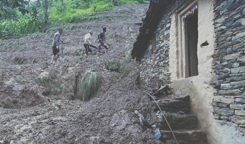 बैतडीमा पहिरोले घर बगायो, गोठमा रहेका गाई र बाख्रा पुरिए